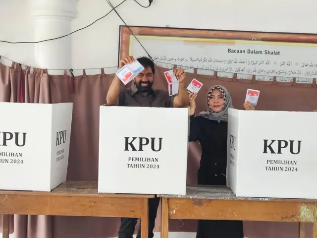 Calon Gubernur Aceh, Muzakir Manaf, bersama dengan istri melakukan pemungutan suara di Gampong Meunasah Mane, Kecamatan Seunuddon, Kabupaten Aceh Utara.