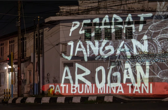 Sejumlah seniman Kabupaten Pati menyampaikan kritik terkait arogansi pejabat menggunakan teknik proyeksi pemetaan video tiga dimensi pada sebuah bangunan di sudut kota Kabupaten Pati, Jawa Tengah, Senin (25/8/2025) malam.