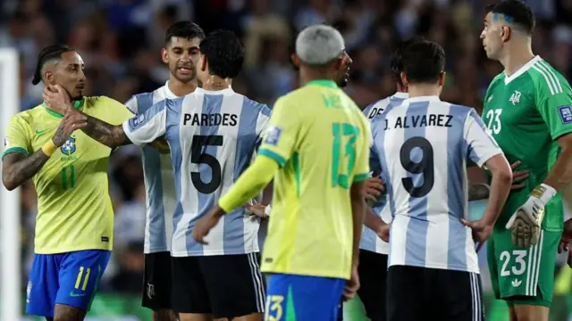 رافینیا (چپ) که قبل از بازی جنگ روانی راه انداخته بود، در اواخر بازی هم موجب متشنج شدن بازی شد