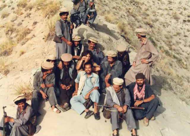 کوشیرو تاناکا د یو شمېر مجاهدینو تر څنګ