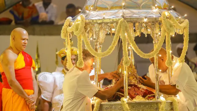 මහින්ද කුමාර දළුපොත පෙන්වා දෙන්නේ එලෙස රජුගේ මඟුල් ඇතු පිටින් දළඳා වහන්සේ වඩම්මවා චාරිත්ර ඉටුකිරීම මහනුවර රාජධානිය දක්වා සියලුම රජවරුන් පාහේ සිදු කරනු ලැබූ දෙයක් බවයි.