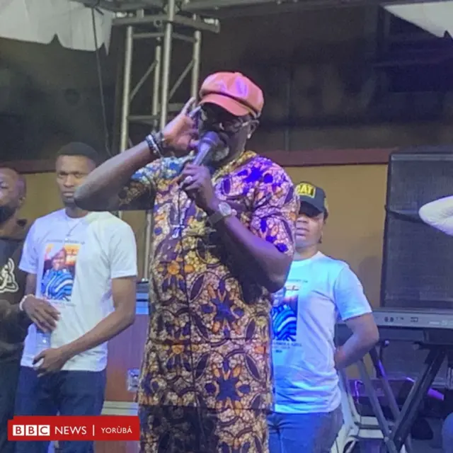 Ọkan lara awọn akọrin ẹmi to wa nibẹ