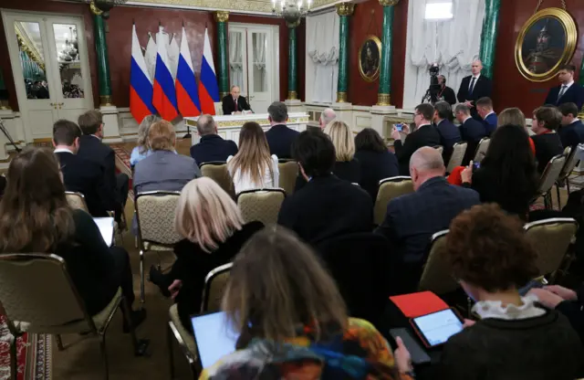 သမ္မတ ပူတင်ဟာ စနေည အတော် နှောင်းတဲ့အထိ သတင်းစာရှင်းလင်းပွဲ ပြုလုပ်ခဲ့တယ်လို့ ဆိုပြီး ကရင်မလင်နန်းတော် ဘက်က ရုရှားသတင်းဌာနတွေကို ပြောပါတယ်။