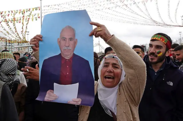 21 Mart'ta Diyarbakır Nevruz kutlamalarında taşınan Abdullah Öcalan posteri