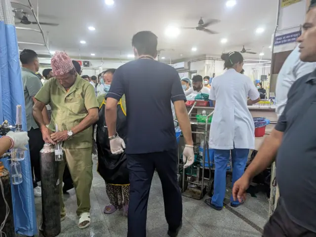 गोली लागेका प्रदर्शनकारीको चाप भएको एउटा अस्पताल