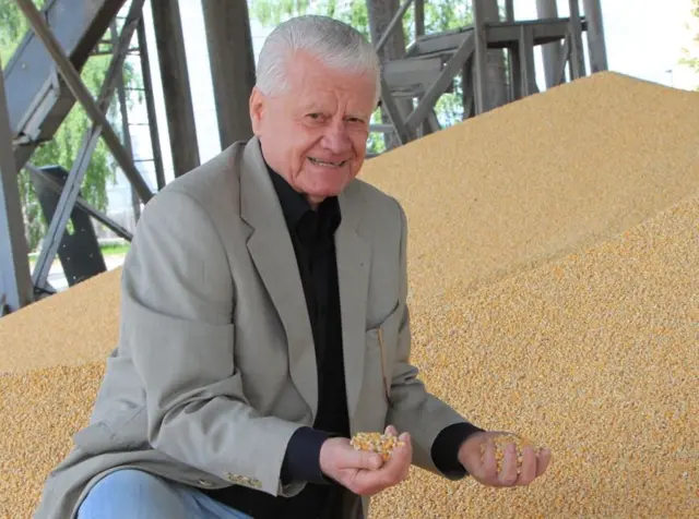 Леонід Яковишин із жменями повними круп