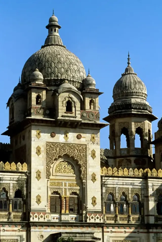 ਲਕਸ਼ਮੀ ਵਿਲਾਸ ਪੈਲੇਸ ਦੇ ਬਾਹਰ ਇੱਕ ਗੁੰਬਦ
