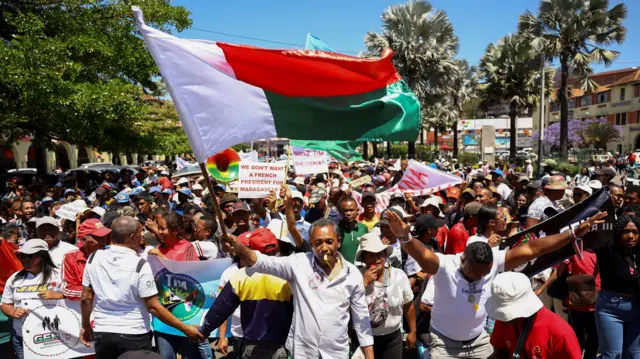 Manifestantes chegam para se reunir em frente à prefeitura, na Avenida da Independência, em 14 de outubro de 2025