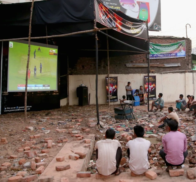 ক্রিকেট খেলা দেখা