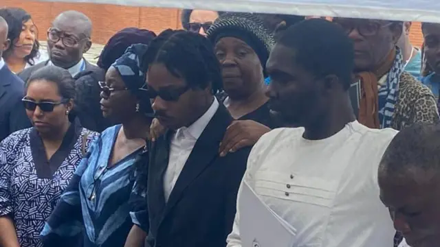 Sad pipo wit emotions during di burial of late Onyeka Onwenu