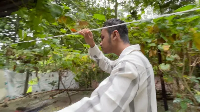 আঠারই অগাস্ট ঢাকার উত্তরায় চোখে ছররা গুলিবিদ্ধ হন মো. মোবিন 