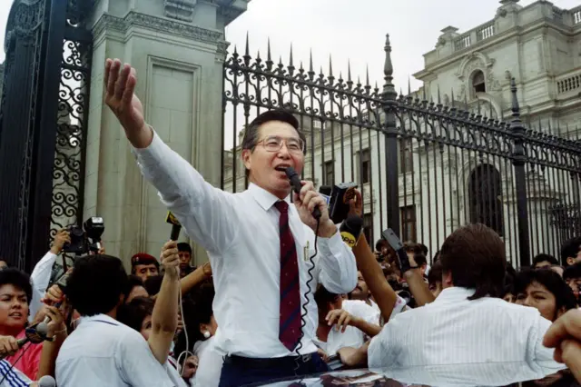 Alberto Fujimori, entonces presidente de Perú, habla ante personas en las afueras del palacio de gobierno de Lima en abril de 1992. 