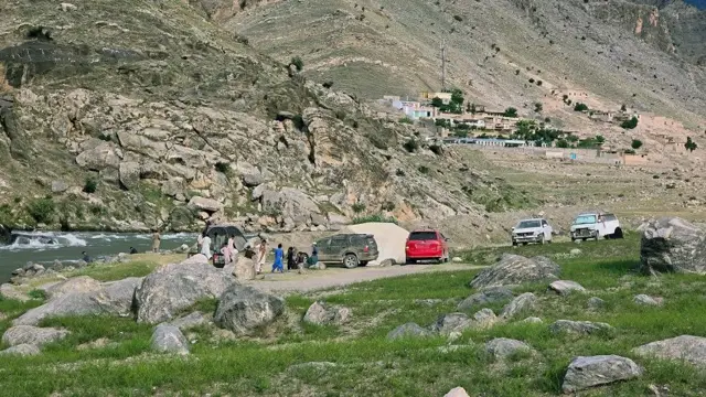 کونړ او نورستان روانې اوبه او سیندونه لري، ډېر وخت په سیندونو کې د لامبو وهلو پر وخت مرګونې پېښې هم کېږي.