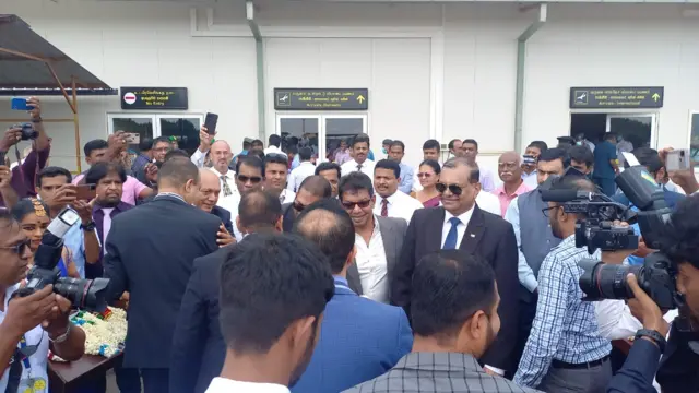  ගුවන් ගමන් සේවා ඇරඹීමේ අවස්ථාවට සිවිල් ගුවන් සේවා අධිකාරියේ නිලධාරීන්,ඉන්දිය මහ කොමසාරිස් කාර්යාල නිලධාරීන් ඇතුලු පිරිසක් සහභාගි වි සිටියහ.