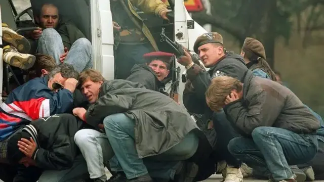 Снайперський обстріл в Сараєво у перші дні війни. Квітень 1992 року