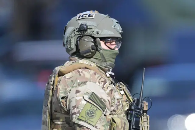 ગેરકાયદેસર રહેવાસીઓને દેશનિકાલ, આઇસ, સીબીપી, હોમલૅન્ડ સિક્યૉરિટી, અમેરિકામાં કઈ એજન્સી ગેરાયદેસર રહેવાસીઓને પકડે, ઇમિગ્રેશન એન્ડ કસ્ટમ એન્ફોર્સમેન્ટ, કસ્ટમ એન્ડ બોર્ડર પ્રોટેક્સન, બીબીસી ગુજરાતી, બીબીસી ન્યૂઝ ગુજરાતી 