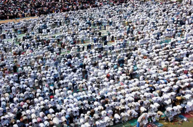 Сотни людей приняли участие в молитве в Момбасе, Кения