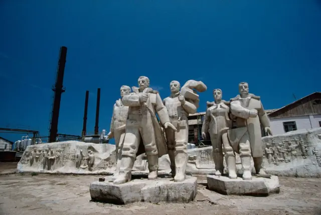 Las estatuas de la era soviética aún se mantienen en pie en la gigantesca ciudad flotante de Neft Dashlari. 