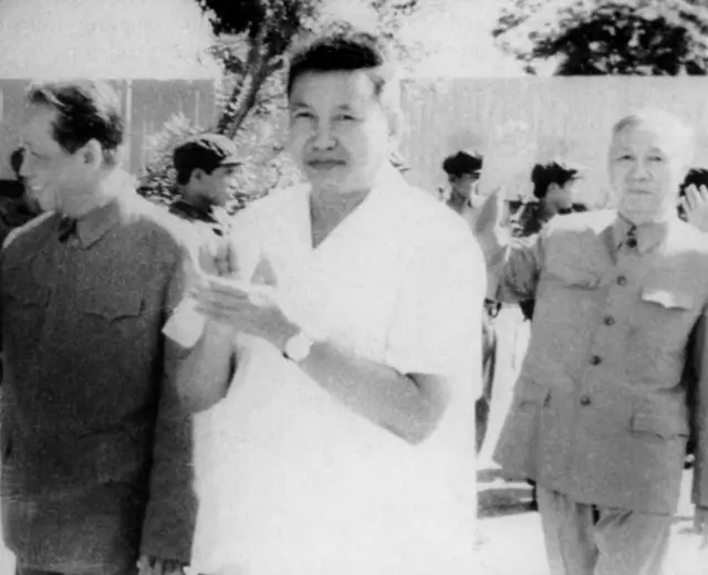 Lê Duẩn (trái), Pol Pot (giữa) và Lê Đức Thọ - Sau 1975, Việt Nam và Campuchia Dân chủ do Pol Pot lãnh đạo từng tìm cách xây dựng quan hệ hữu nghị nhưng bất thành.