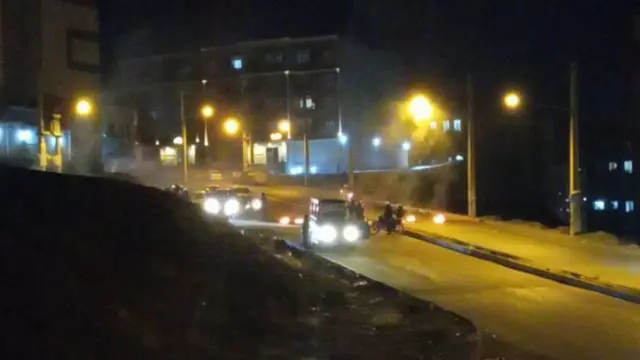 از نخستین هفته اعتراض‌ها، شهرهای کردنشین مانند سنندج با برخورد شدید نیروهای مسلح روبه‌رو شدند