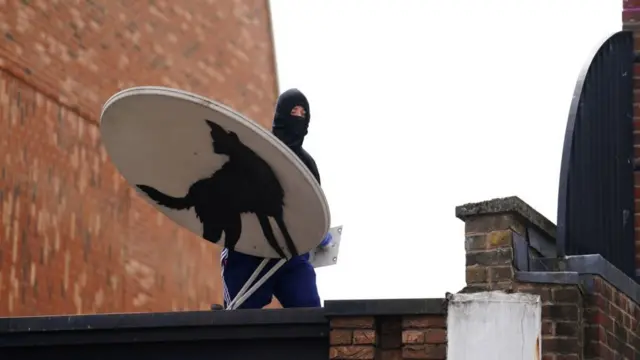 衛星アンテナを取り外して持ち去る男たちの様子が、撮影されていた