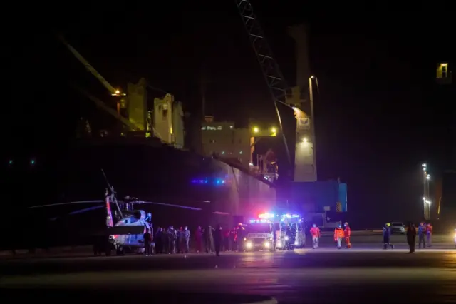 รถเคลื่อนย้ายร่างผู้เสียชีวิตที่กู้ขึ้นมาได้