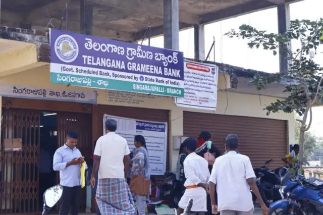 कर्जवसुलीसाठी एजंटने आदिवासी महिलेच्या घरासमोरच सुरू केला स्वयंपाक