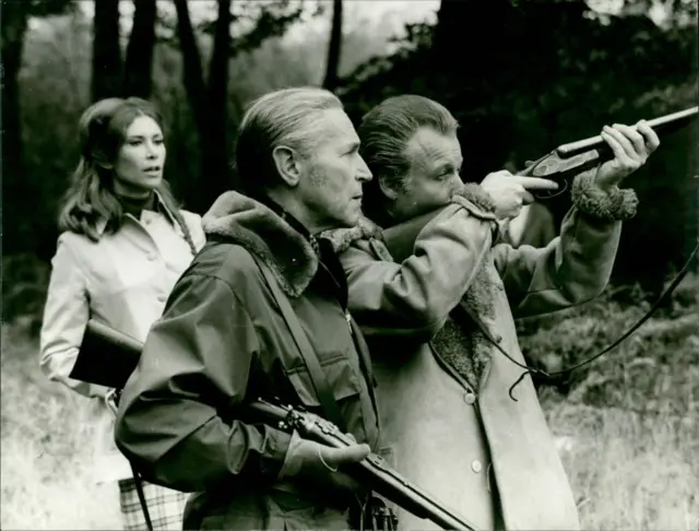 Escena de la película alemana sobre la reunión Escocia, donde se ve al actor que interpreta a Henri Deterding (izq) y a Walter Teagle apuntando con su escopeta.