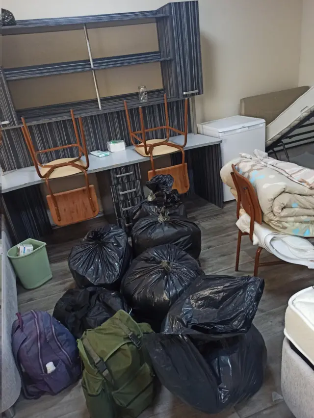 Öğrencilerin poşetlenen eşyaları