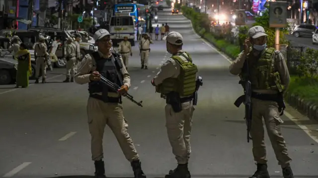 মণিপুরের রাস্তায় পুলিশি টহল। বুধবার