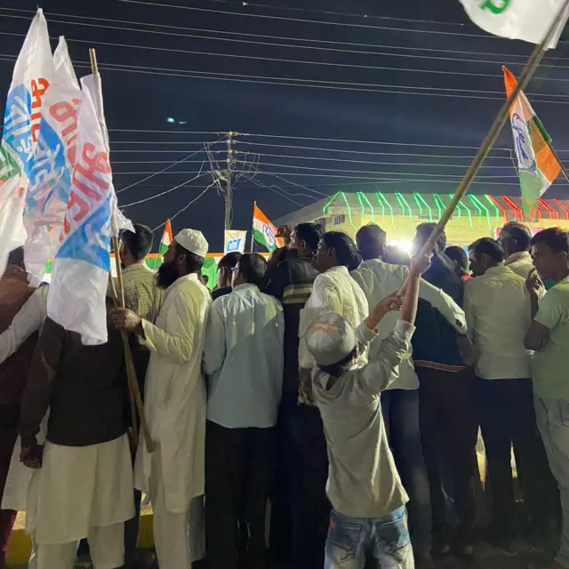 राहुल यांनी पाहण्यासाठी जमलेली गर्दी