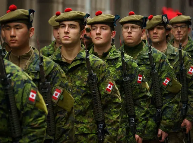 Militares durante desfile anual da Liberdade em Toronto
