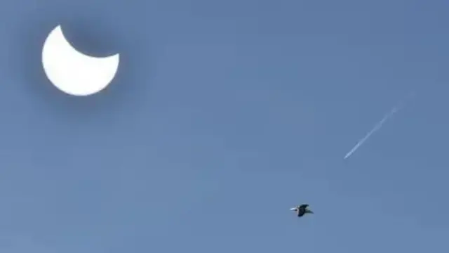 Uma vista de Weston-super-Mare, no Reino Unido, mostra o eclipse parcial contra um céu azul claro