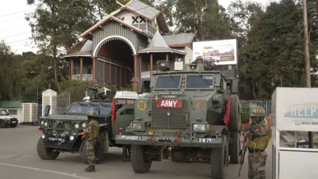 इंफाल में कैस्पियर वाहन के साथ सेना के जवान.