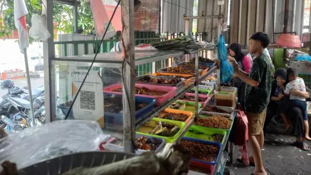Warung Ngiras Roso di Jalan Banowati Raya, Semarang.