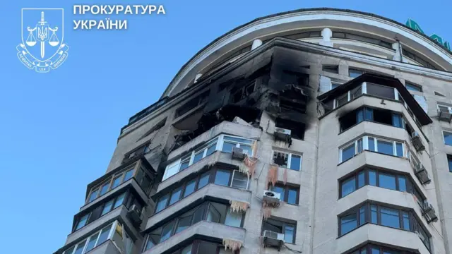 Пострадавшая при атаке жилая многоэтажка в Киеве