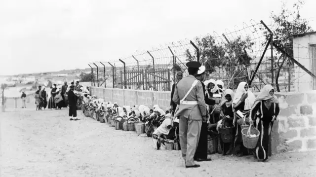 Refugiados palestinos en Gaza hacen fila para recibir ayuda alimentaria. Foto de 1956.
