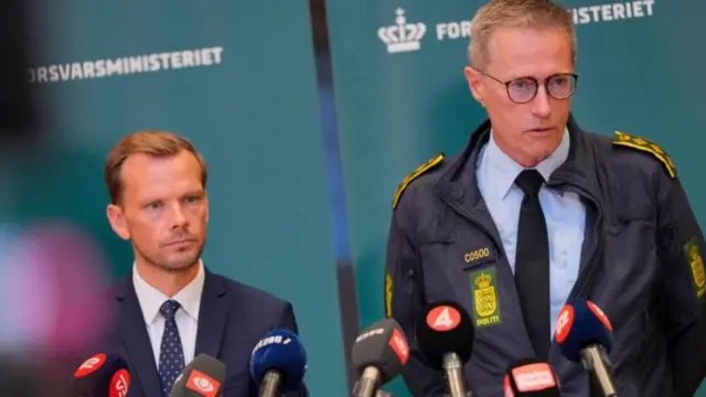 وزير العدل الدنماركي بيتر هوميلجارد (يسار) ومفوض الشرطة الوطنية ثوركيلد فوجدي 