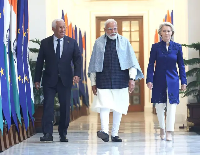 Hindistan Başbakanı Narendra Modi, Hindistan ve AB arasında Mutabakat Zaptı değişiminden önce, 27 Ocak 2022 tarihinde Yeni Delhi'de Avrupa Konseyi Başkanı Antonio Luis Santos da Costa ve Avrupa Komisyonu Başkanı Ursula von der Leyen ile bir araya geldi.