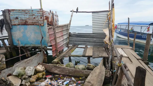 Um prédio à beira-mar oferece um local para os moradores se aliviarem