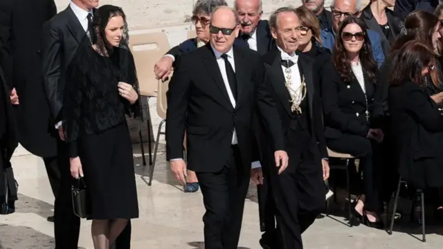 Принцеса Монако Шарлен (ліворуч) і принц Альбер II (у центрі)