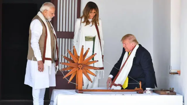 डोनाल्ड ट्रंप ने 24-25 फरवरी 2020 को भारत का दौरा किया था. यह उनका पहला भारत दौरा था. वे साबरमती आश्रम (गांधी आश्रम) गए थे, जहां उन्होंने महात्मा गांधी को श्रद्धांजलि दी थी.