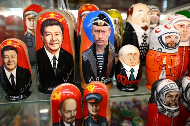 Những búp bê matryoshka truyền thống của Nga với hình Tổng thống Nga Vladimir Putin và Chủ tịch Trung Quốc Tập Cận Bình đang được bày bán tại Moscow