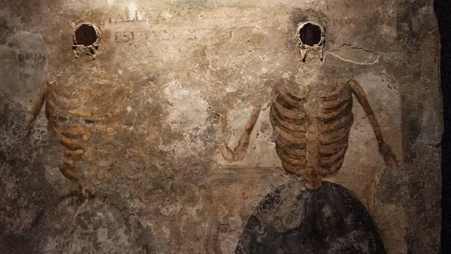 Одягнені у витончені спідниці, дві шляхетні жінки стоять пліч-о-пліч у катакомбах Сан-Гаудіозо в Неаполі