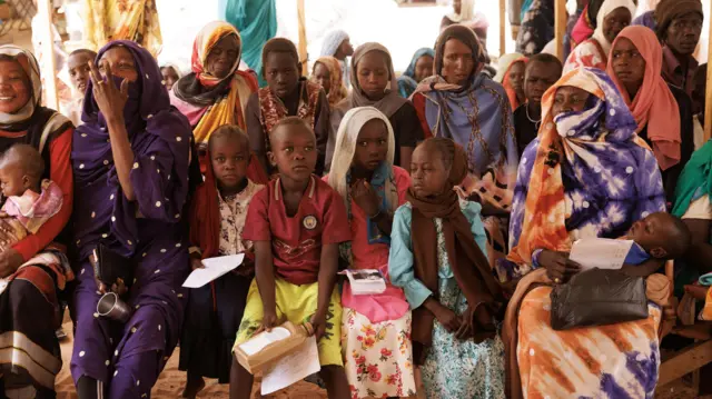 Des enfants arrivent avec leur mère pour être examinés pour la malnutrition Clinique MSF dans un camp de transit de réfugiés au Tchad