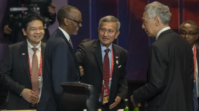 Perezida Paul Kagame aganira na Minisitiri w'intebe wa Singapore Lee Hsien Loong (iburyo)