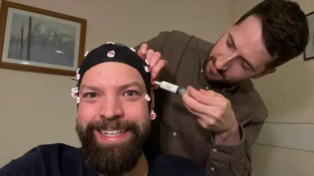 ژل رسانا توسط دکتر مارکوس هرینگتون به اطراف حسگرها تزریق می‌‌شود تا امواج مغزی را ثبت کند 