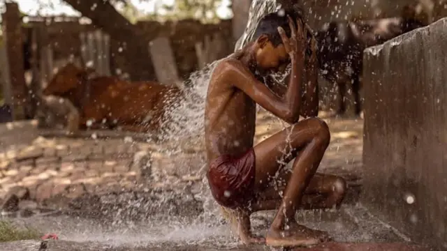 अंघोळ करणारा मुलगा