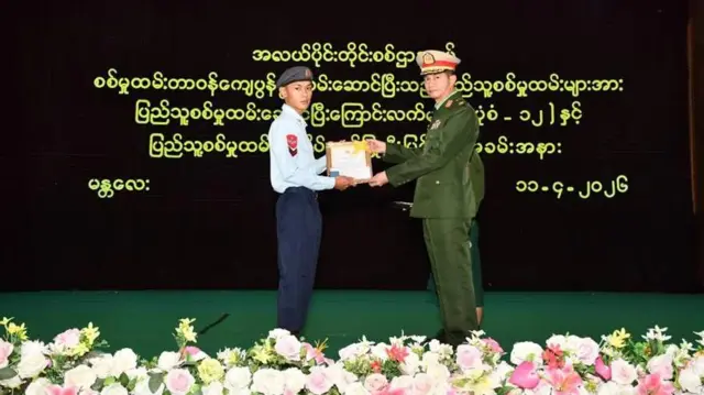 ဧပြီ ၁၁ ရက်၊ မန္တလေးအခြေစိုက် အလယ်ပိုင်းတိုင်းစစ်ဌာနချုပ်မှာပြုလုပ်ခဲ့တဲ့ စစ်မှုထမ်းပြီးဆုံးကြောင်လက်မှတ်ပေးပွဲအခမ်းအနား