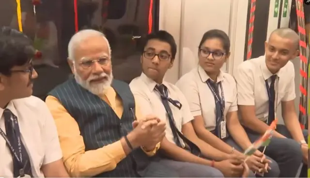 విద్యార్థులతో ముచ్చటిస్తున్న మోదీ